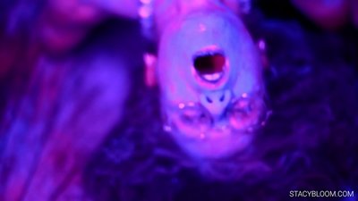 Ny zazakely dia manao masturbate amin'ny fakantsary ary mitondra ny tenany ho orgasme.